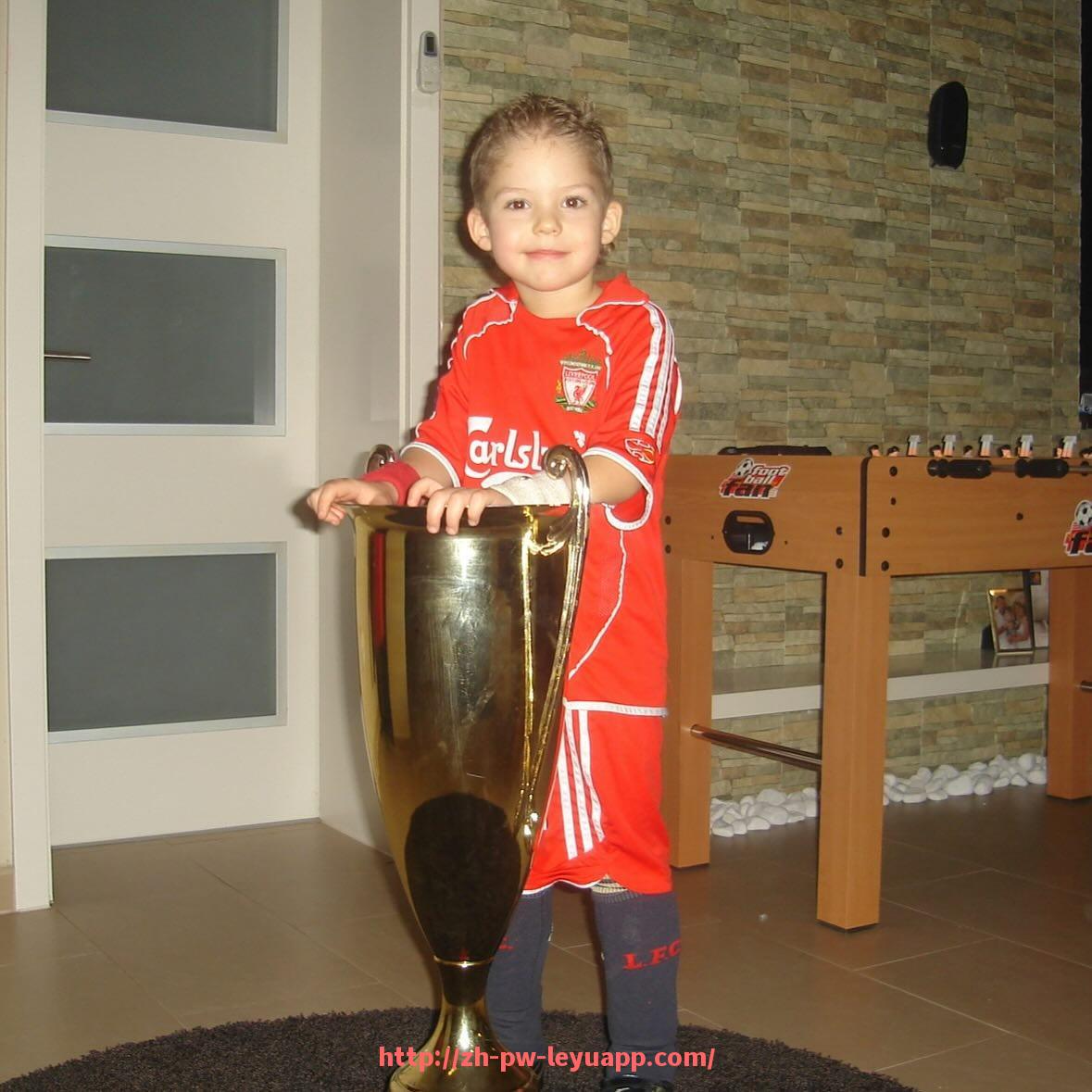 乐鱼体育入口-德甲球队最新转会新闻与人员调整消息