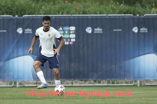 乐鱼体育入口-2025年中超赛程与赛果最新统计分析及赛事焦点