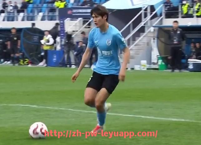 乐鱼体育入口-沙尔克04转会至英超联赛的球员名单及影响力分析